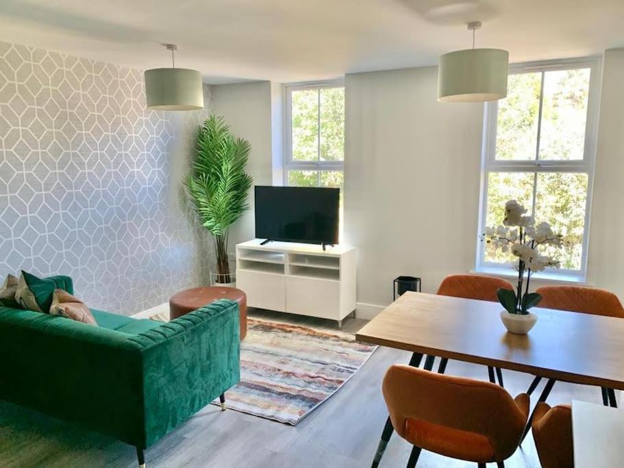 Bright, Vibrant New 1 Bedroom Town Centre Parking Борнмут Экстерьер фото